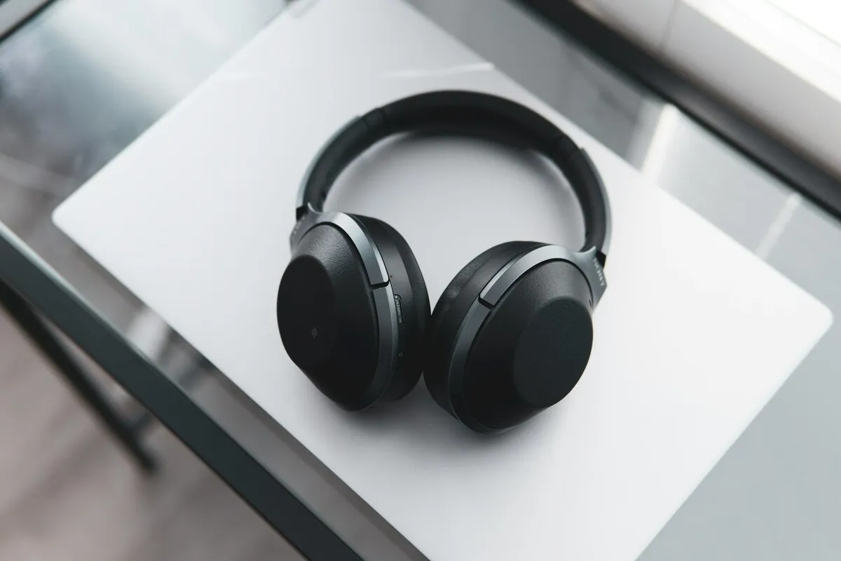 Исходное фото: наушники на столе